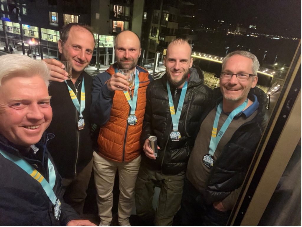 Gruppenbild von fünf Herren mit Medaillen um den Hals, nach der Teilnahme am Oslo Marathon.
